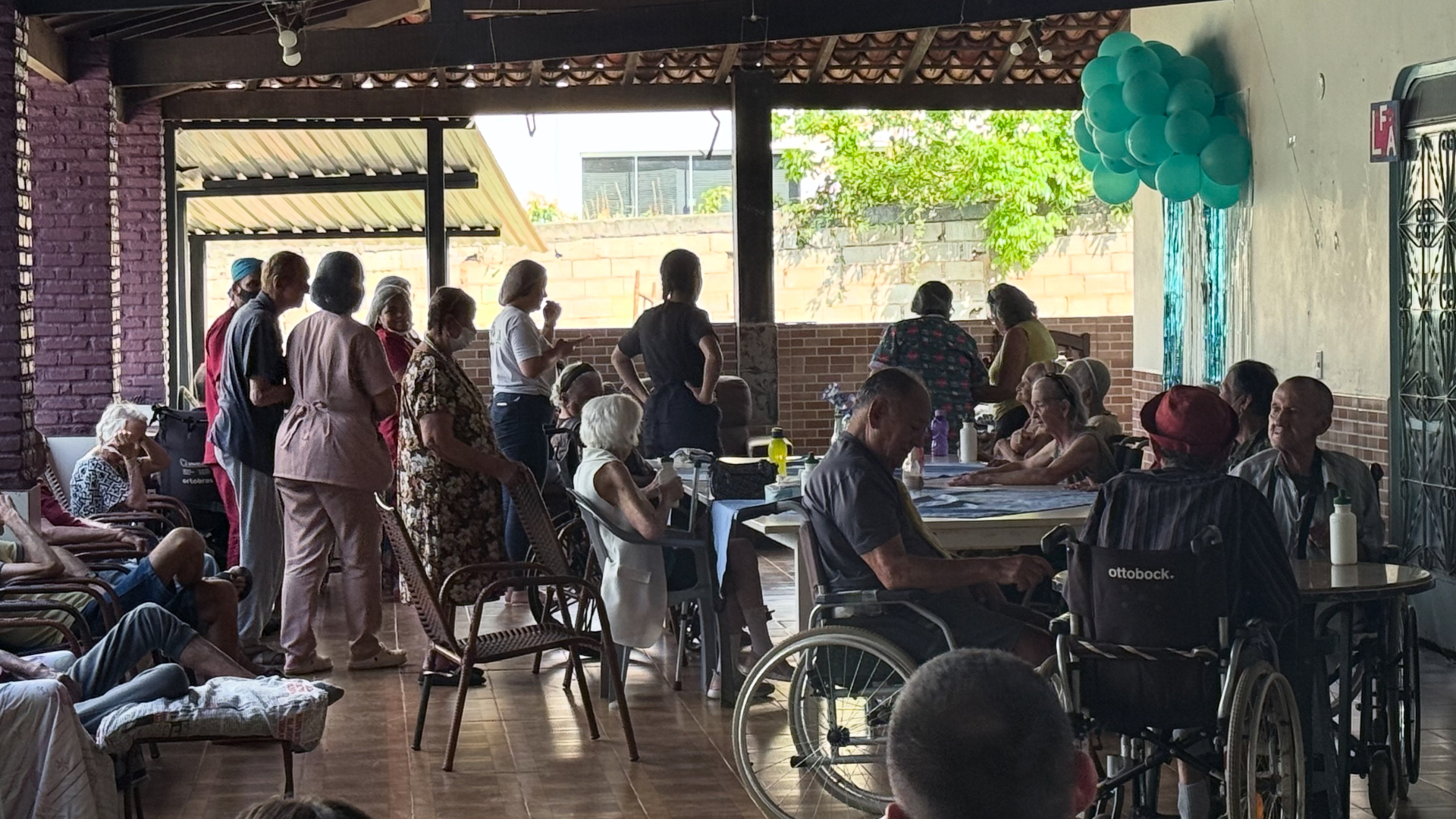 Evento no Lar Francisco de Assis com idosos e voluntários