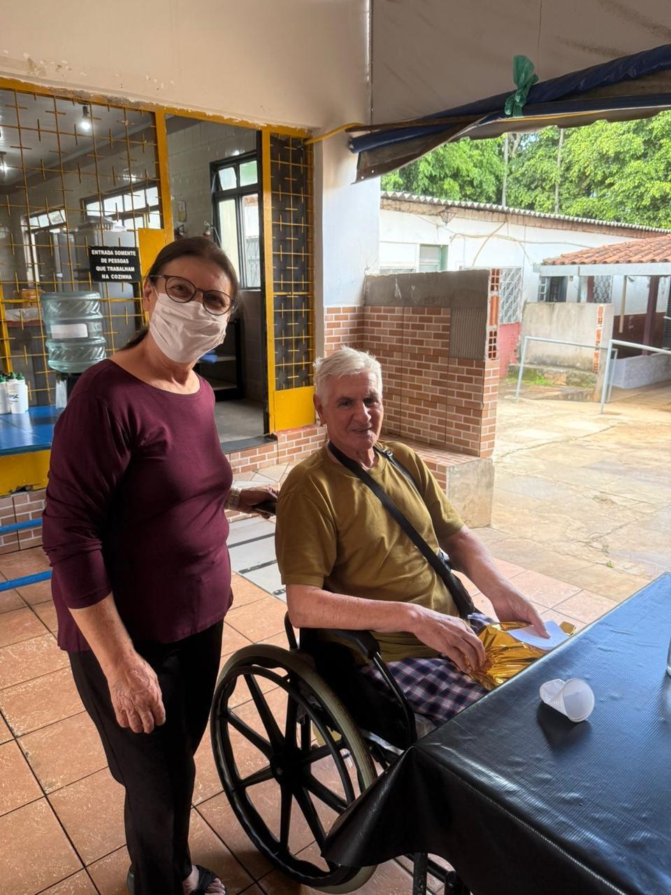 Idoso e voluntária no Lar